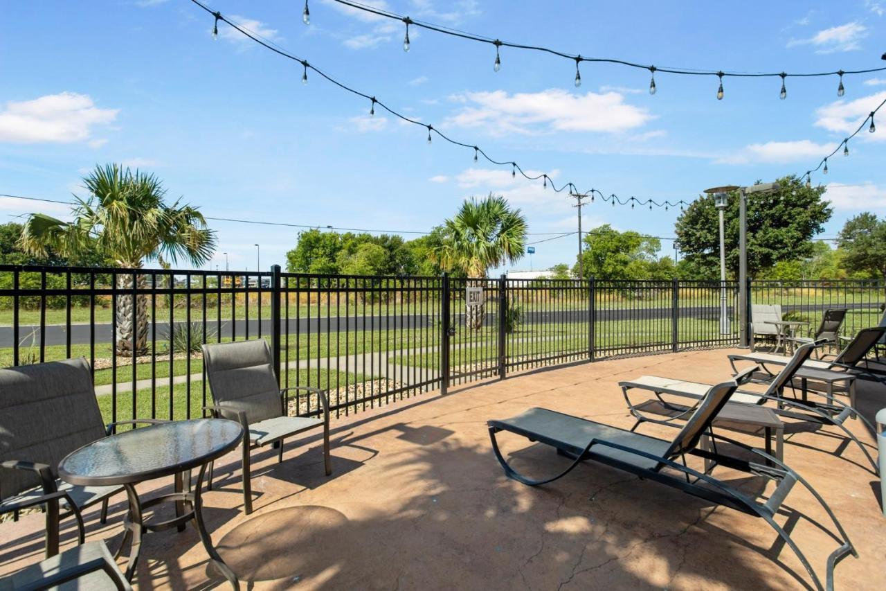 Holiday Inn Hotel & Suites Waco Northwest By Ihg Bellmead Bagian luar foto