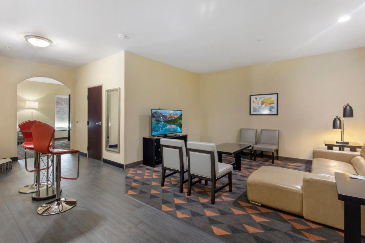 Holiday Inn Hotel & Suites Waco Northwest By Ihg Bellmead Bagian luar foto